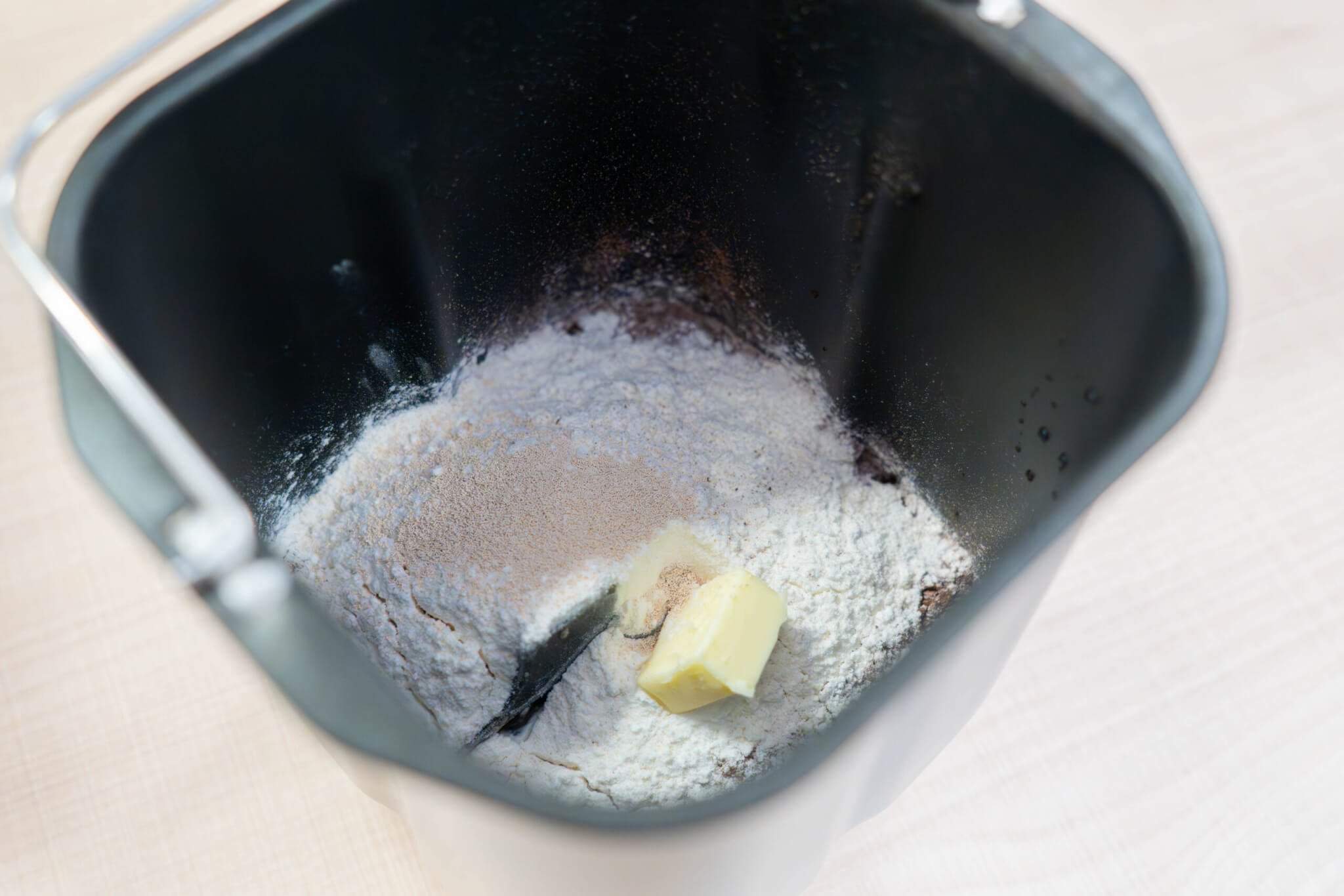 ホームベーカリに材料を入れる